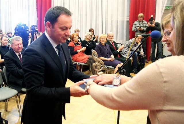 Nagrodę od wiceprezydent Wandy Muszalik odbiera Roman Kozicki, dyrektor Zespołu Szkół Muzycznych.