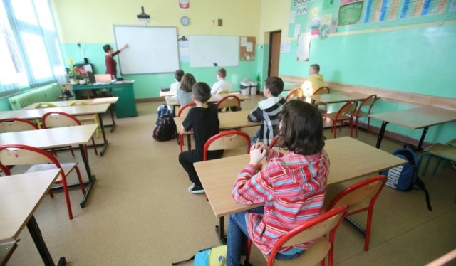 Zarobki nauczycieli po podwyżkach w 2018 roku. MEN przygotowało rozporządzenie określające minimalne wynagrodzenie nauczycieli w 2018 r. Podane są średnie kwoty brutto. Tyle najmniej muszą zarabiać nauczyciele w Polsce. Kliknij w zdjęcia i zobacz stawki na kolejnych stronach.