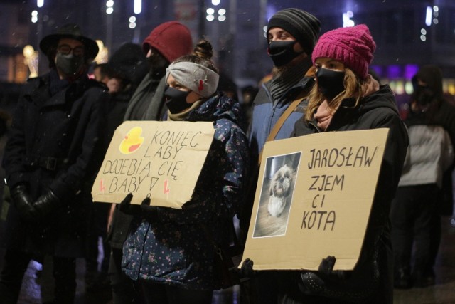 Protesty przeciw zaostrzeniu prawa aborcyjnego ponownie na ulicach Katowic

Zobacz kolejne zdjęcia. Przesuwaj zdjęcia w prawo - naciśnij strzałkę lub przycisk NASTĘPNE