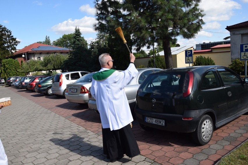 Święcenie aut w bazylice w Zduńskiej Woli ZDJĘCIA