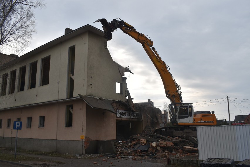 20 marca 2023 roku rozpoczęło się wyburzanie Domu Strażaka w...