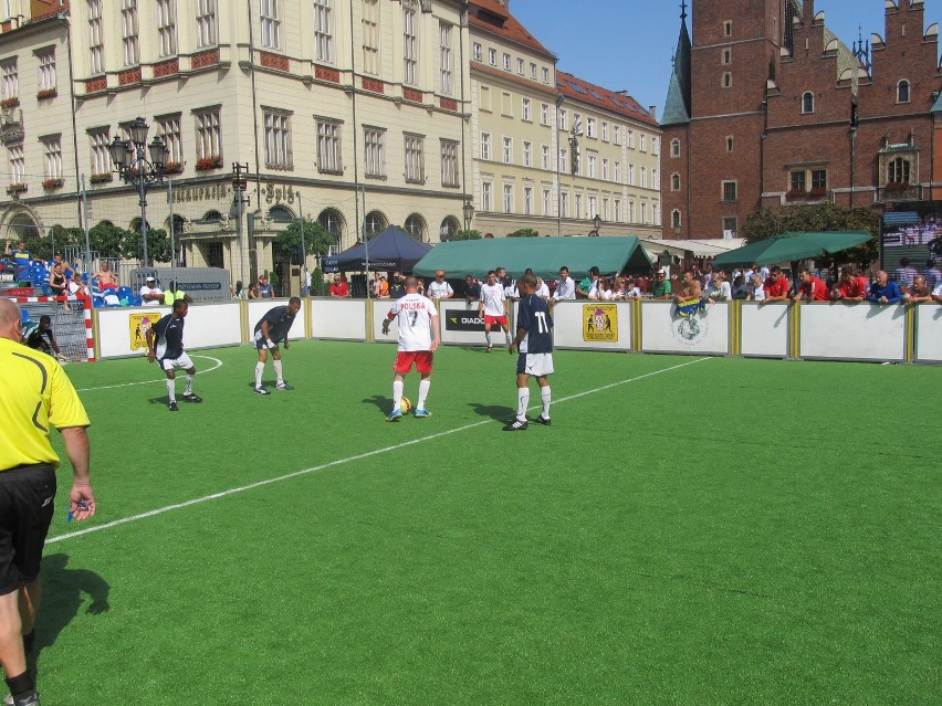 Wrocław: Mistrzostwa piłki nożnej osób bezdomnych zakończyły się w Rynku (ZDJĘCIA)