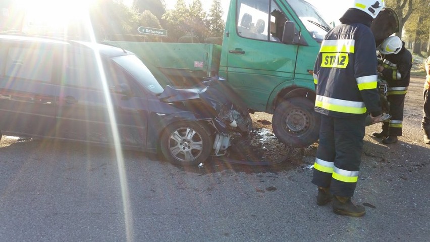 Wypadek z udziałem trzech samochodów