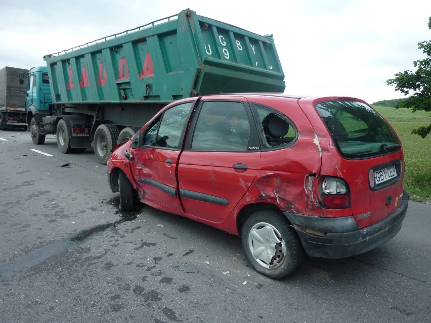 Wypadek w Sierznie. Zderzyły się trzy samochody. Policja wskazuje winę 34-latki z Renault