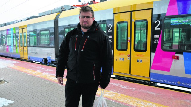 Dawid Dusza ze Stróż uważa, że na trasie z Tarnowa do Nowego Sącza kursuje za mało pociągów w godzinach porannych i przedpołudniowych. Urząd marszałkowski zbiera opinie od pasażerów