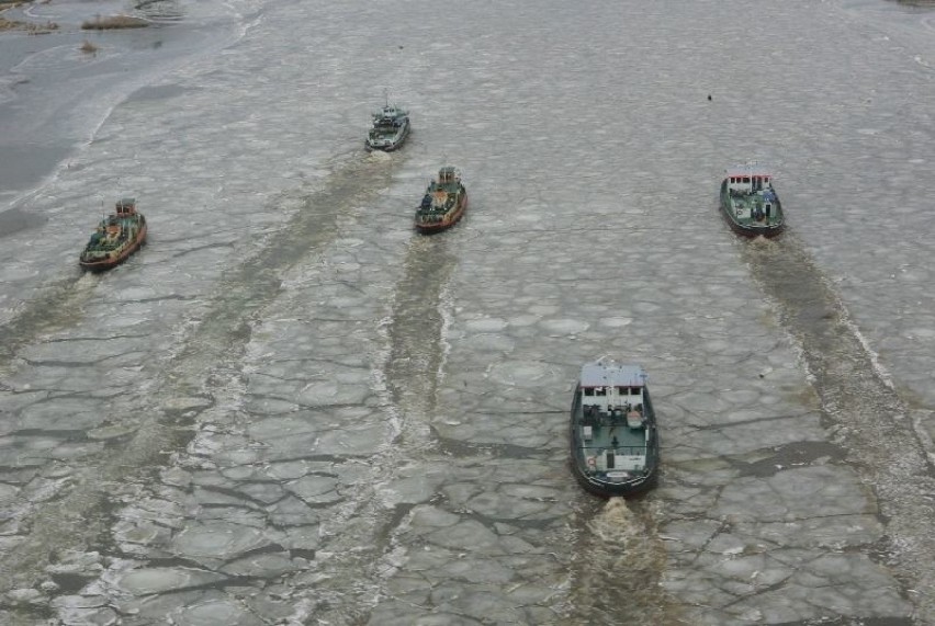 Tak wyglądała akcja łamania lodu na Odrze w Kostrzynie nad...