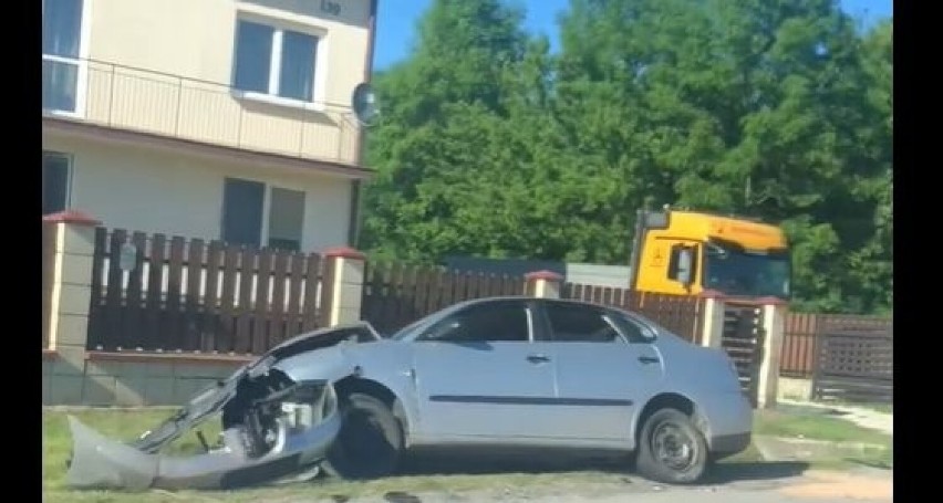 Kraksa w Kielcach. Nietrzeźwy stracił panowanie nad kierownicą. Zobacz zdjęcia