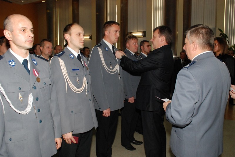 Policjanci z Tomaszowa i Opoczna docenieni medalami za długoletnią służbę