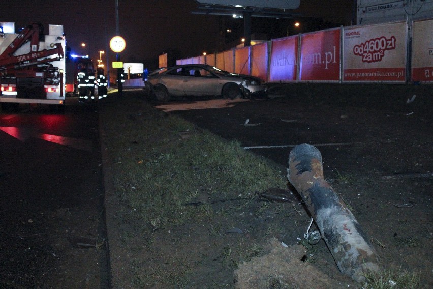 Pijany kierowca na Rokicińskiej w Łodzi wjechał w latarnię