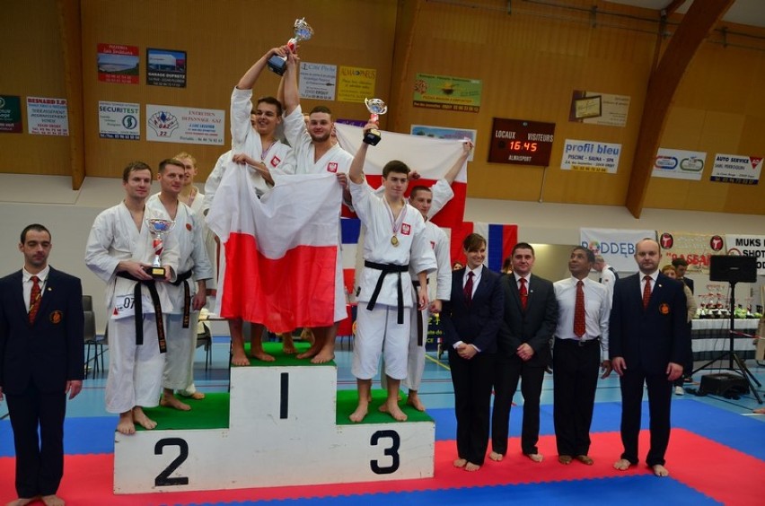 Karatecy z Poddębic i Uniejowa zdobyli kilkanaście medali na...
