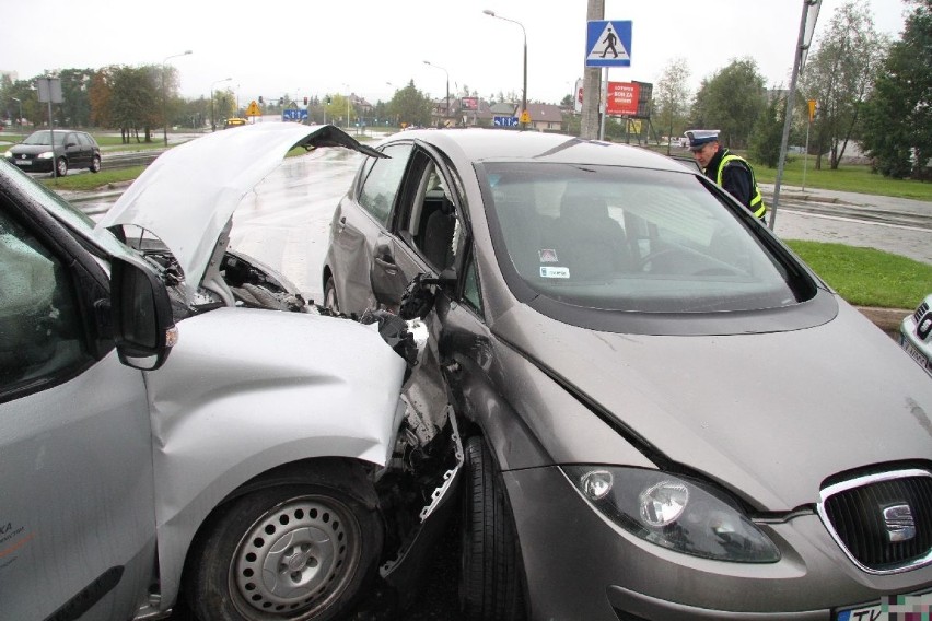 Wypadek na skrzyżowaniu w Kielcach. Auta rozbite 