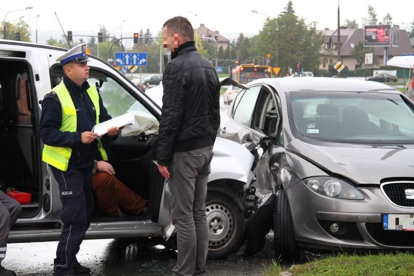 Wypadek na skrzyżowaniu w Kielcach. Auta rozbite 