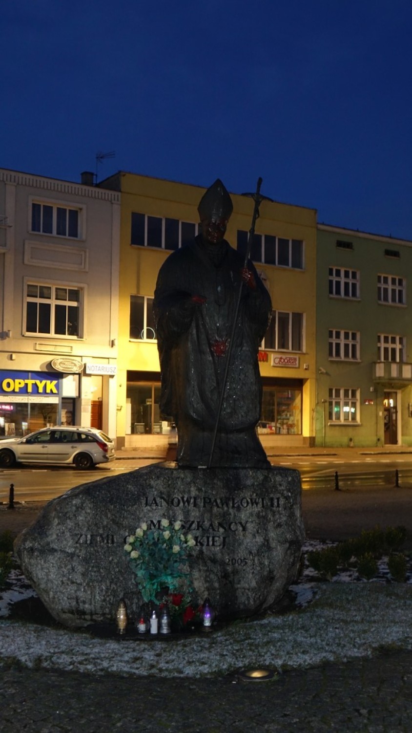 Kolejny akt wandalizmu w Obornikach. Nieznani sprawcy zdewastowali pomnik Jana Pawła II