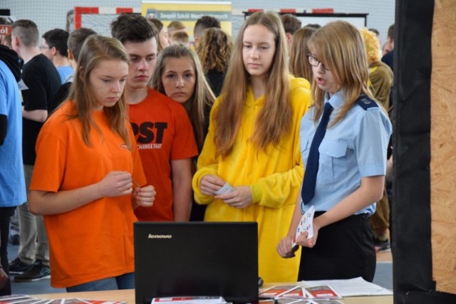 Nowy Dwór Gdański. W Gimnazjum z Oddziałami Dwujęzycznymi w Nowym Dworze Gdańskim odbyły się Targi Edukacyjne, podczas których swoje stoiska prezentowały szkoły ponadgimnazjalne z powiatu nowodworskiego, gdańskiego i elbląskiego oraz przedstawiciele pracodawców z regionu.