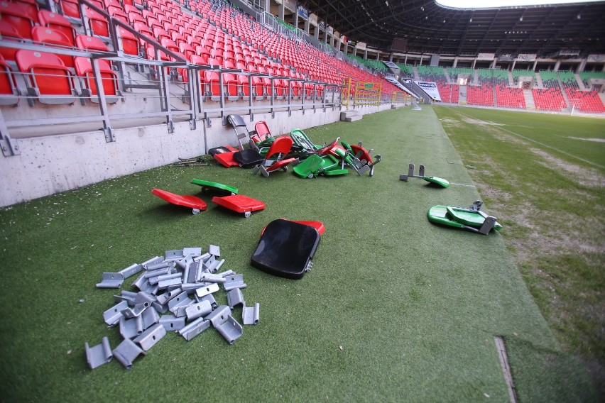 Stadion miejski w Tychach. Naprawa zniszczeń po meczu z...