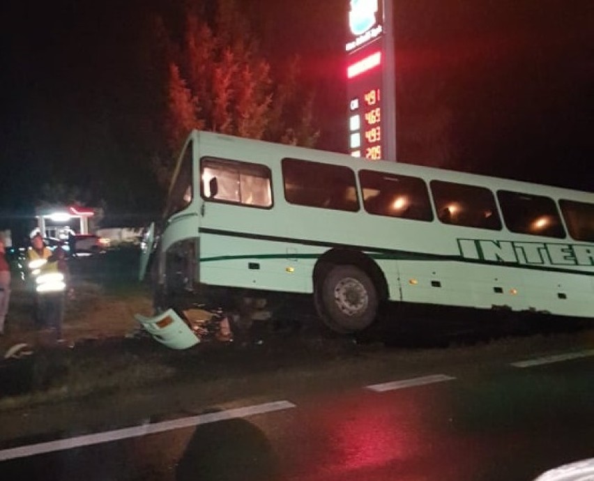 Między Głogowem a Jaczowem autobus wpadł do rowu