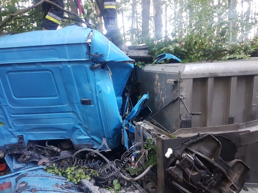 Pod Chojnicami samochód ciężarowy uderzył w drzewo. Kierowca był zakleszczony w kabinie (foto)