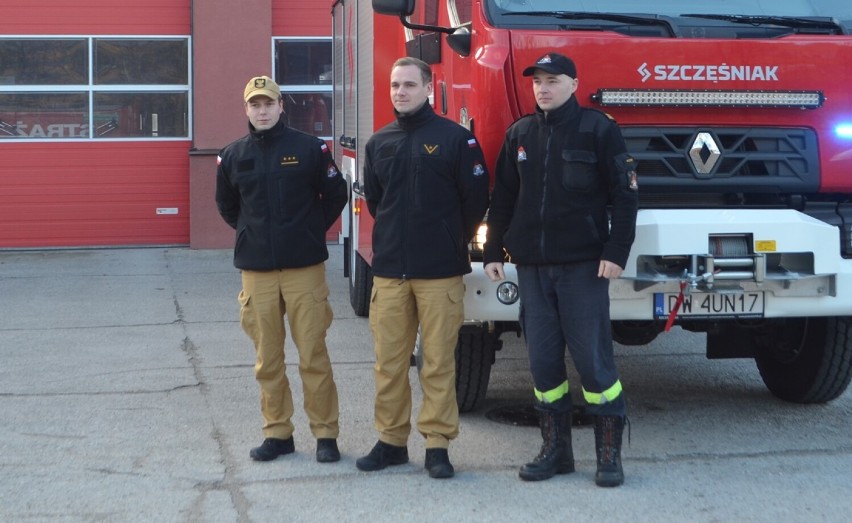 Nowe jasne ubrania strażaków zastąpiły czarne mundury