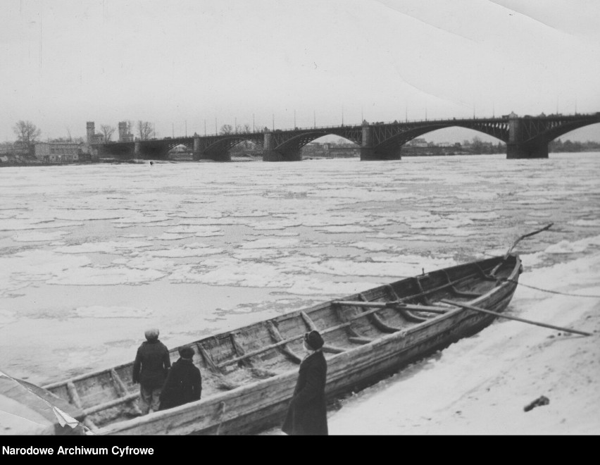 Wisła przy Moście Poniatowskiego. Na pierwszym planie widoczna łódź. Fotografia wykonana zimą (1940)
