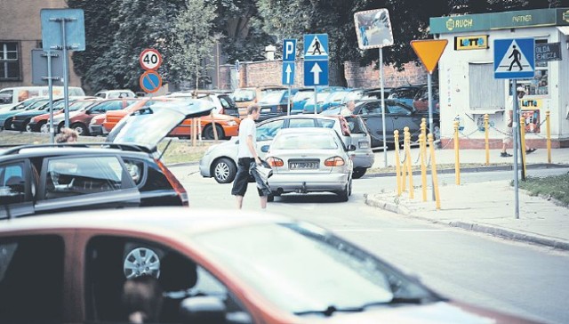 Wyjazd z ulicy Grudziądzkiej nie jest już problemem. Na skrzyżowaniu pojawiło się odpowiednie oznakowanie i lustro