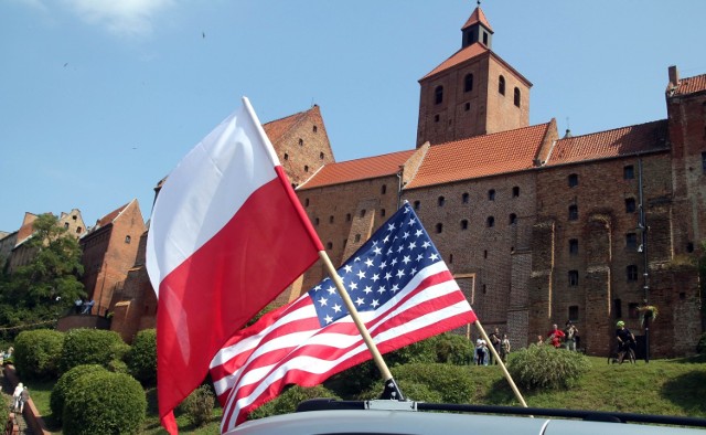 Auta uczestników XI Zlotu Samochodów Amerykańskich i Zabytkowych  oglądaliśmy na Błoniach Nadwiślańskich w Grudziądzu