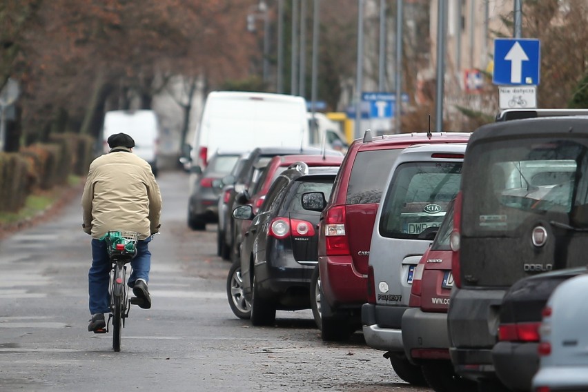 Rowerzysta może wyprzedzać pojazdy z prawej strony, np....