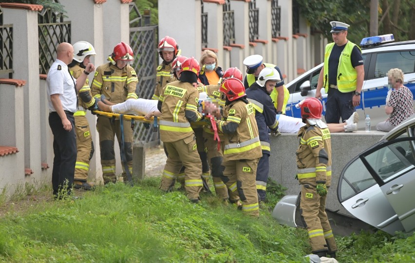 Wypadek dwóch samochód na drodze krajowej nr 55 w Mokrem w...