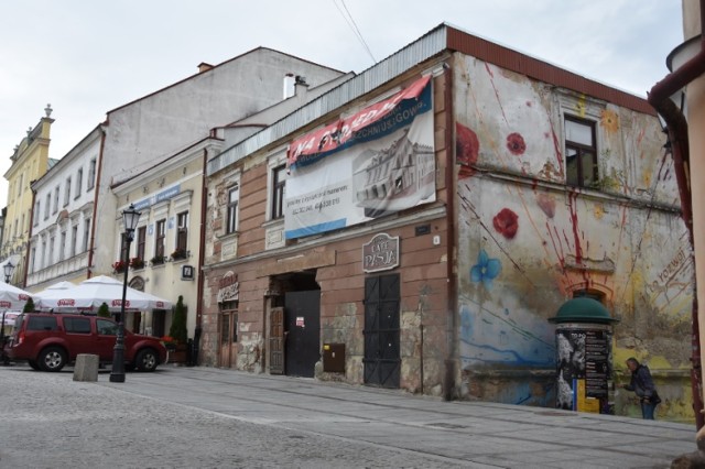 Kamienica przy Rynku 6, położona w centrum Tarnowa od lat straszy swoim wyglądem. Miasto ma pomysł by zmienić oblicze tego obiektu i utworzyć tam Centrum Dialogu i zimowy ogród.