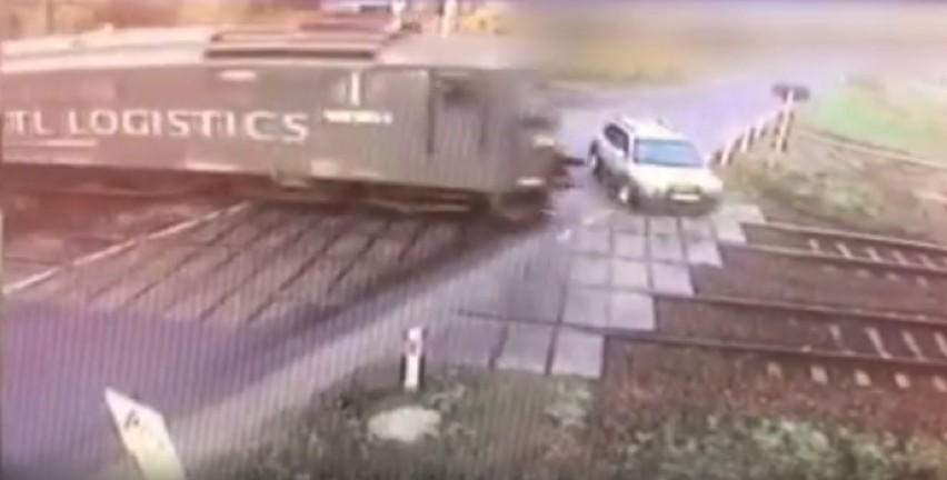 Pociąg uderzył w samochód na przejeździe kolejowym w gminie Rusiec! [ZDJĘCIA, FILM]