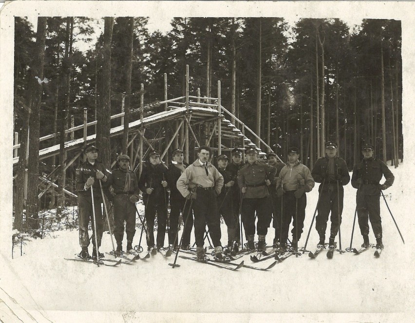 Skocznia narciarska i narciarze na Pierścienicy w Kielcach na zdjęciach sprzed 100 lat. Zobacz zdjęcia