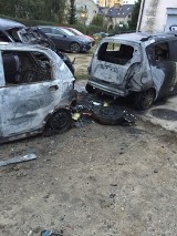 Pożar aut na osiedlowym parkingu! Trzy samochody uległy spaleniu dwa są uszkodzone [ZDJĘCIA]