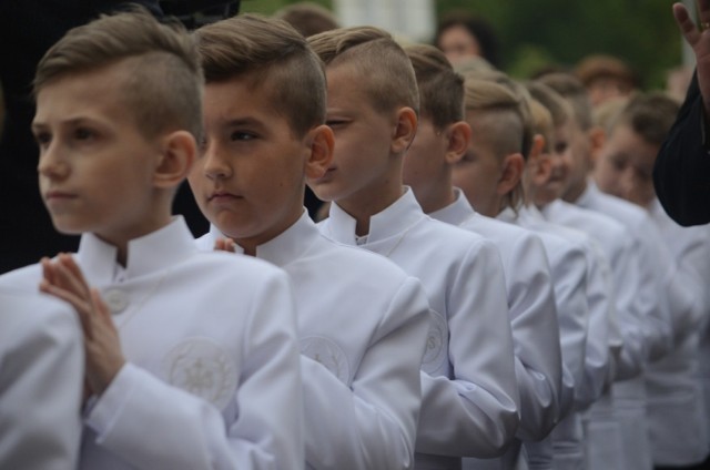 Pierwsza Komunia Święta w parafii NMP Matki Kościoła i Św. Barbary na osiedlu Dolnośląskim w Bełchatowie