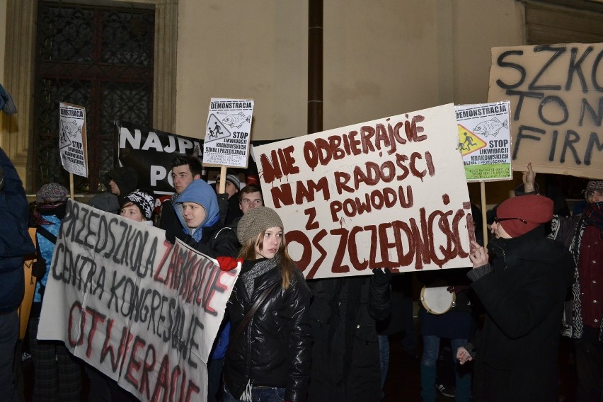 Protest przeciwko zamykaniu szkół w Krakowie. Szkoła to nie firma