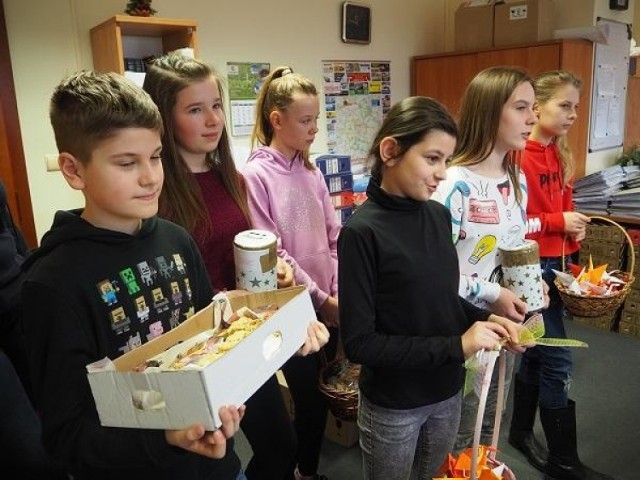 Z ciastami, papierowymi żurawiami i puszką na datki uczniowie przyszli w ubiegły piątek do Urzędu Gminy w Czerwonaku
