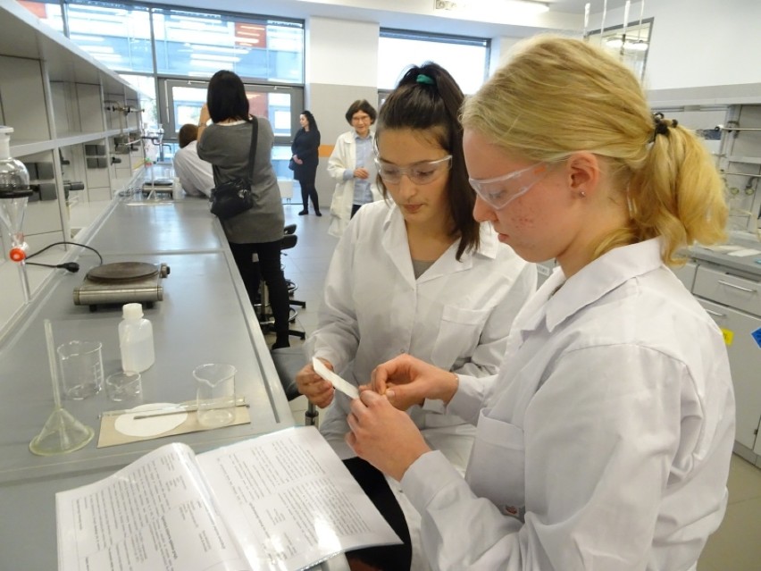 Uczniowie grodziskiego LO poszerzają swoją wiedzę na Wydziale Chemii UAM