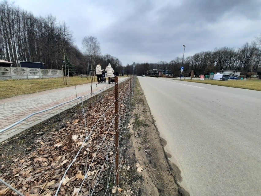 Pręty przy wjeździe na rolkostradę w Katowicach