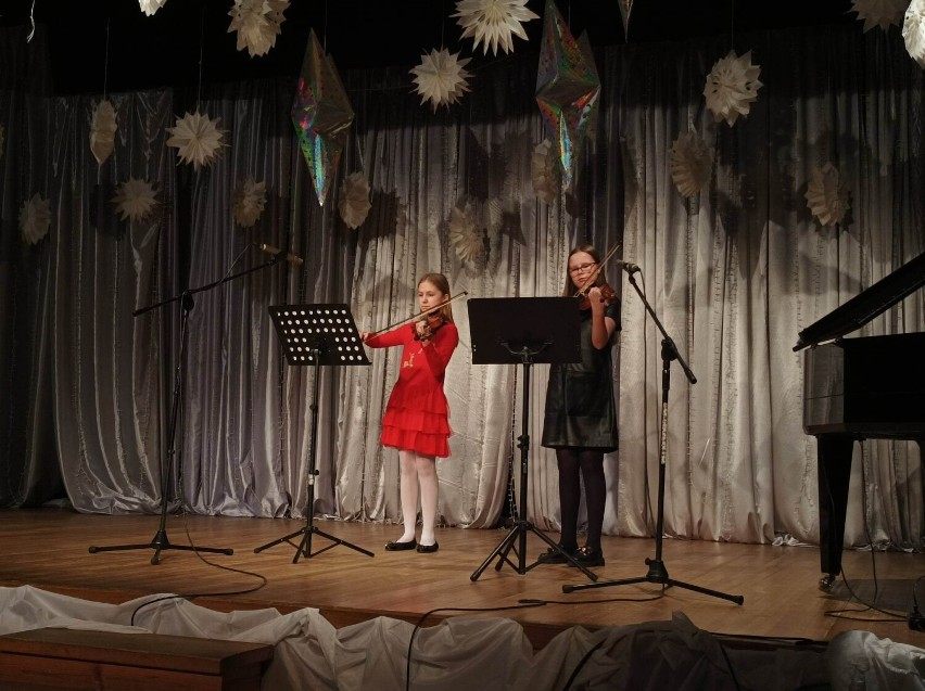 Świąteczny koncert uczniów szkoły muzycznej w Tomaszowie. Zbierali pieniądze na leczenie Jasia Czarneckiego [ZDJĘCIA]