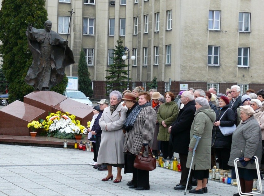 Modlitwa przy pomniku Jana Pawła II