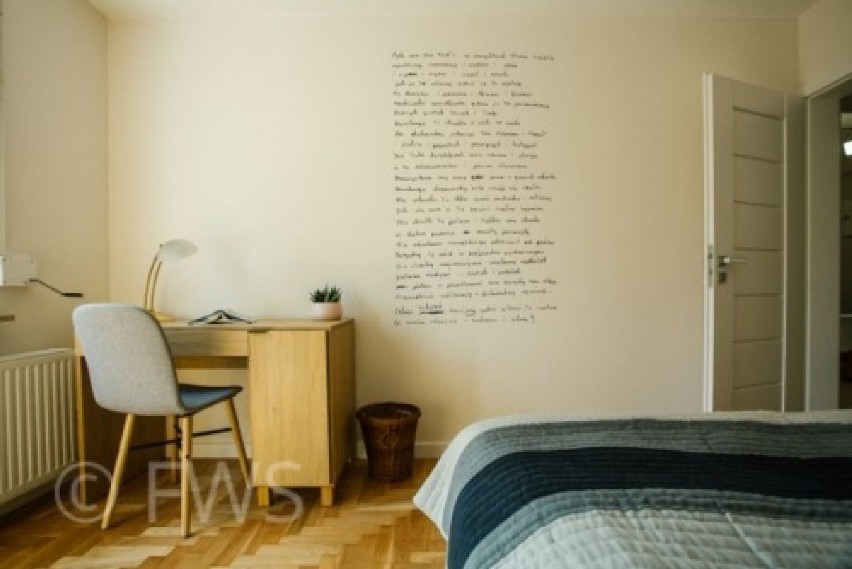A w pokojach, na ścianie, umieszczone zostały jej wiersze....
