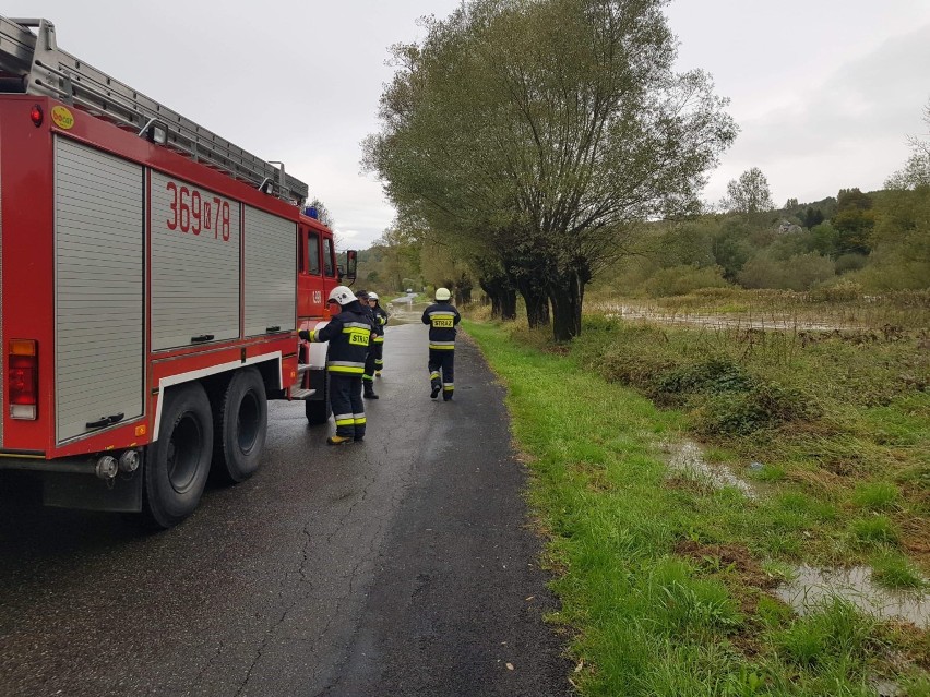 Biała wylała w Łowczowie na drogę powiatową Tuchów-Pleśna