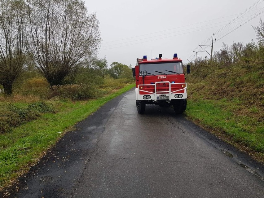 Biała wylała w Łowczowie na drogę powiatową Tuchów-Pleśna