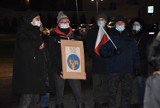 Malbork. Protest w obronie TVN na placu Jagiellończyka. Kilkadziesiąt osób przyłączyło się do ogólnopolskiej akcji 