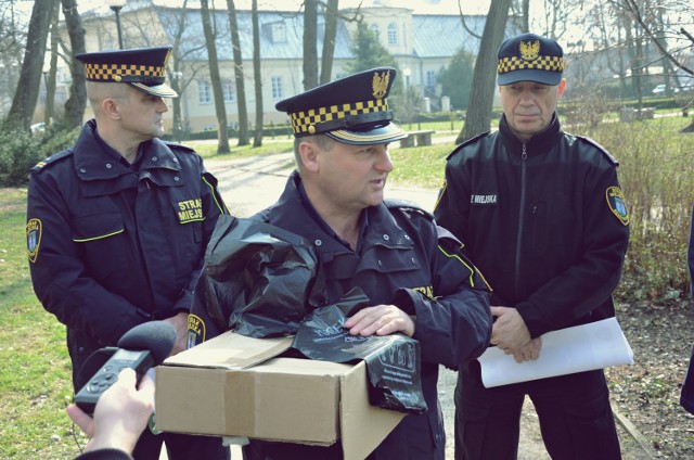Piotr Barasiński, komendant Straży miejskiej w Bełchatowie, rozdawał pakiety sanitarne