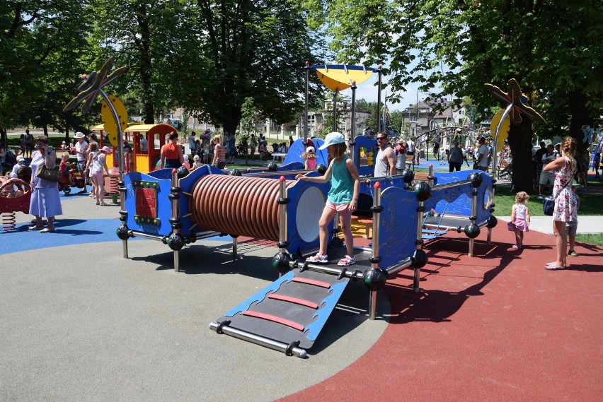 Tarnów. Nowy plac zabaw w Parku Strzeleckim opanowały dzieci [ZDJĘCIA]