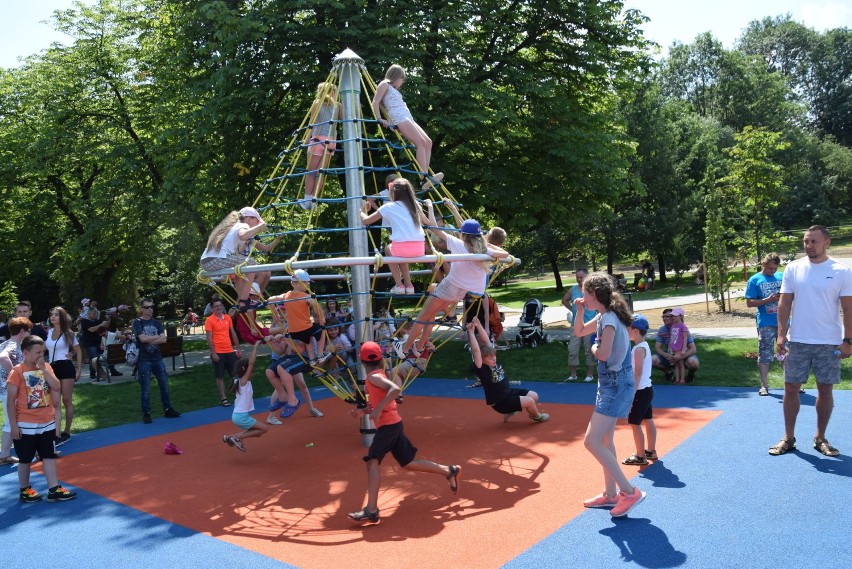 Tarnów. Nowy plac zabaw w Parku Strzeleckim opanowały dzieci [ZDJĘCIA]