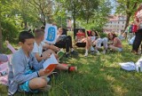 Akcja "Czytanie na Polanie" w Parku Michalskiego. Zapraszamy do czytania na świeżym powietrzu