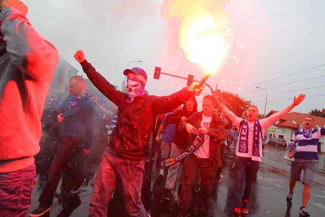 Kibice Lecha Poznań i Cracovii przemaszerowali wspólnie na stadion