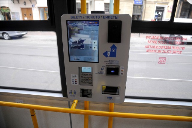 31.07.2014 krakow mobiles nowe autobusy mpk automat sprzedaz bilety wylacznie na karte bankomatowa n/z:..fot: adam wojnar/polskapresse/gazetakrakowska