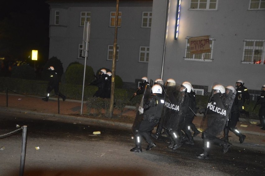 Zamieszki pod komendą policji w Miliczu