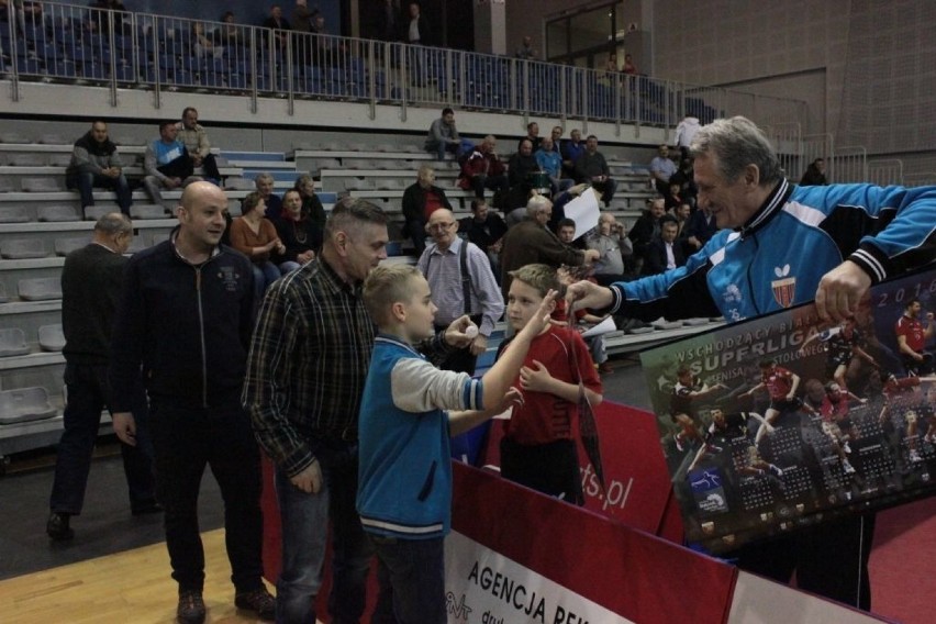 Wśród kibiców rozlosowano kalendarze tenisowej Superligi....